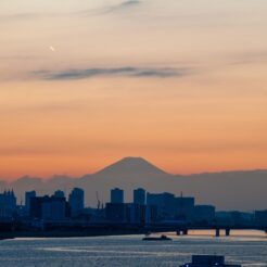 2011-11-26-16-37-44羽田空港から見る多摩川と富士山<br>羽田空港にサイクリング