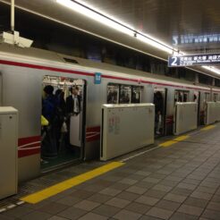 2011-12-03 21-26-20丸の内線後楽園駅<br>秋葉原からイベントのため東京ドームへ