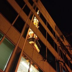 2011-12-10-17-36-59ビルに反射する東京タワー<br>麻布十番から東京タワー、浜松町までの散歩