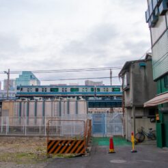 2012-01-15-11-38-24泉岳寺の再開発地区のビルの合間のガーター橋を走る京浜東北線<br>東品川から泉岳寺を巡り、品川神社や品川宿の裏路地を眺めながら東品川・天王洲を歩く