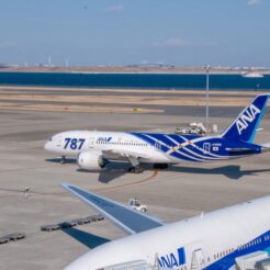 2012-01-29-13-10-32羽田空港第2ターミナル<br>空港で飛行機観察