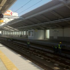 2012-02-21 10-36-48雑色駅上り高架線作業中<br>京急蒲田駅付近連続立体交差事業