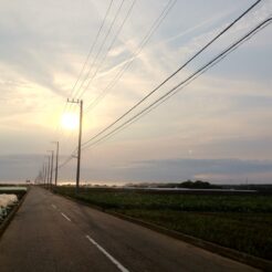 2012-06-17 18-02-26三崎口 夕日と広がる畑<br>三崎の黒崎の鼻で夕焼けを見る