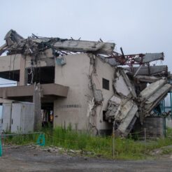 2012-08-13-05-55-55津波で壊れた南三陸町志津川公民館<br>仙台から松島を経て南三陸に泊まり、志津川や釜石・宮古・小本までの震災の傷跡をみる旅