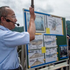 2012-08-13-10-58-17釜石大観音の語り部の方<br>仙台から松島を経て南三陸に泊まり、志津川や釜石・宮古・小本までの震災の傷跡をみる旅