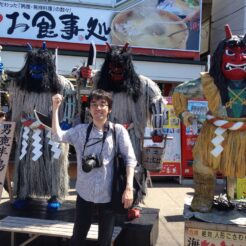 2012-08-18-12-51-18秋田県男鹿市 入道崎の飲食店のなまはげ前に立つCOTA<br>盛岡でご飯を食べて小岩井農場に寄ったあと秋田に泊まり男鹿半島を周遊、最終日は角館に寄った