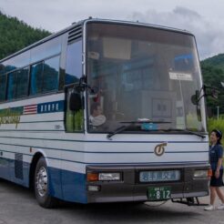 2012-08-13-12-12-35元鵜住居駅付近に停車中の岩手県交通のバス<br>仙台から松島を経て南三陸に泊まり、志津川や釜石・宮古・小本までの震災の傷跡をみる旅