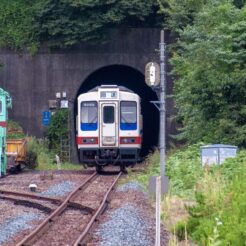 2012-08-13-14-42-00一分運転見合わせ中の三陸鉄道の岩泉小本駅で宮古方面に折り返す気動車<br>仙台から松島を経て南三陸に泊まり、志津川や釜石・宮古・小本までの震災の傷跡をみる旅