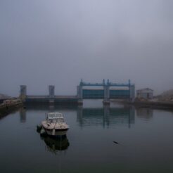 2012-08-13-05-52-42南三陸 震災の瓦礫と船と破壊された水門<br>仙台から松島を経て南三陸に泊まり、志津川や釜石・宮古・小本までの震災の傷跡をみる旅