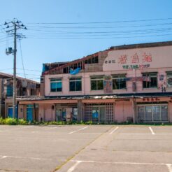 2012-08-18-10-46-54 秋田県男鹿市戸賀加茂青砂中台のドライブインの廃墟<br>盛岡でご飯を食べて小岩井農場に寄ったあと秋田に泊まり男鹿半島を周遊、最終日は角館に寄った