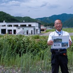 2012-08-13-12-10-39鵜住居駅に立つ釜石市の語り部の方<br>仙台から松島を経て南三陸に泊まり、志津川や釜石・宮古・小本までの震災の傷跡をみる旅