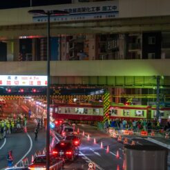 2012-10-20-23-59-10 京急蒲田駅 明日に上下線高架化が完了する第一京浜国道の踏切<br>京急蒲田駅付近連続立体交差事業で下り線も切り替えが完了し上下両方向高架化された