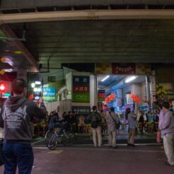 2012-10-21-00-28-58雑色駅 踏切を通過する最後の終電を迎える人たち<br>京急蒲田駅付近連続立体交差事業で下り線も切り替えが完了し上下両方向高架化された