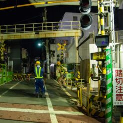 2012-10-21-01-23-12梅屋敷駅 終電後に撤去した踏切棒を持ち出す作業員<br>京急蒲田駅付近連続立体交差事業で下り線も切り替えが完了し上下両方向高架化された