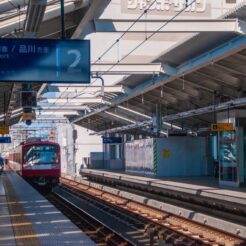 2012-11-18-13-58-57雑色駅 下り線のエスカレーターは設置準備中<br>京急蒲田駅付近連続立体交差事業と再開発