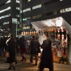 2012-12-26 18-04-56五反田駅前の門松などの露店<br>新年を迎える風景