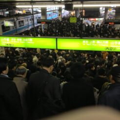 2013-02-05 08-11-00品川駅 山手線の人身事故で混雑<br>人身事故発生で混雑する山手線ホーム