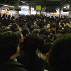 2013-02-05 08-11-27品川駅 山手線の人身事故で混雑<br>人身事故発生で混雑する山手線ホーム