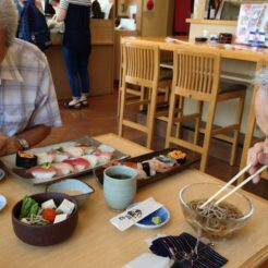 2013-07-07 12-45-31花小金井 魚力で食事するおじいちゃんとおばあちゃん<br>おじいちゃんおばあちゃんと、駅跨線橋下のお寿司屋さんへ