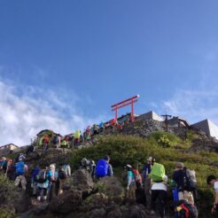 2013-08-16 16-25-26富士山 間も無く七合目<br>富士山頂を目指した