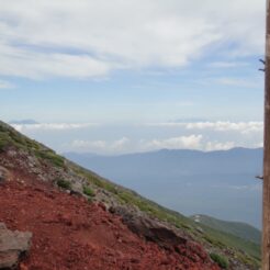 2013-08-17 20-50-36富士山 赤い土<br>富士山頂を目指した