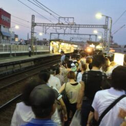 2013-08-15 18-44-49花火大会の日の六郷土手駅<br>花火大会の日の駅の混雑