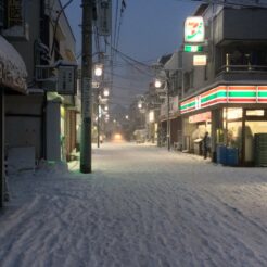 2014-02-08 17-20-59雑色 水門通り商店街 大雪<br>関東で大雪になった