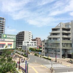 2014-05-03 12-18-31花小金井駅 右下に小さく背中が写っているのがおじいちゃんとおばあちゃん<br>おじいちゃんとおばあちゃんと駅前で集合し、花の家の造成された畑を見た