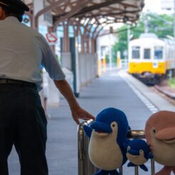 2014-07-19-11-05-59琴電琴平駅 キャラクターことちゃんと駅員と出発した電車<br>サンライズ瀬戸で高松に向かい、うどんタクシー、金比羅山、高松港と志度、岡山を巡った