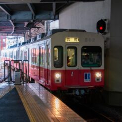 2014-07-20-14-19-21琴電 瓦町駅に入線する志度線<br>サンライズ瀬戸で高松に向かい、うどんタクシー、金比羅山、高松港と志度、岡山を巡った