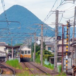 2014-07-19-09-26-01琴電一宮駅付近ですれ違う元京急電車<br>サンライズ瀬戸で高松に向かい、うどんタクシー、金比羅山、高松港と志度、岡山を巡った