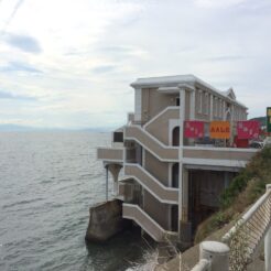 2014-08-24 15;10;21 横須賀 立石公園付近の海に侵食されていた建造物<br>新逗子からバス旅をした