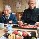 2014 11 24 12;26;53花小金井 魚力で寿司を楽しむおじいちゃんとおばあちゃん