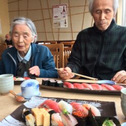 2014-11-24 12;26;53花小金井 魚力で寿司を楽しむおじいちゃんとおばあちゃん<br>花小金井駅前のお寿司やさん