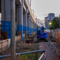 2014-12-14-16;45;28雑色駅南側の新設工事中の道路<br>進んでいる道路工事と、先に高架化が完成しているのに止まっている大田区の再開発