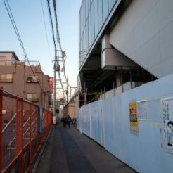 2014-12-14-16;21;02雑色駅 上りホーム裏側の道路工事<br>進んでいる道路工事と、先に高架化が完成しているのに止まっている大田区の再開発