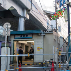 2014-12-14-16;18;56雑色駅 元西口改札と工事中の風景<br>進んでいる道路工事と、先に高架化が完成しているのに止まっている大田区の再開発