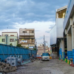 2014-12-14-16;45;16雑色駅上りホーム南側の建設中の道路<br>進んでいる道路工事と、先に高架化が完成しているのに止まっている大田区の再開発