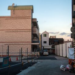 2014-12-14-16;18;38雑色駅 北・バス通側の再開発工事<br>進んでいる道路工事と、先に高架化が完成しているのに止まっている大田区の再開発