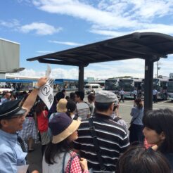 2015-05-04 11;110019三崎口駅の混雑と整理をする駅員<br>小網代の森と津久井浜