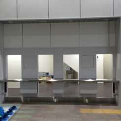 2015-06-22 18;12 雑色駅 券売機設置中<br>改札口の移転