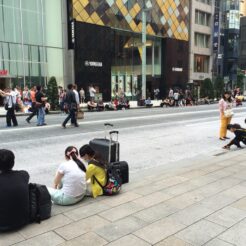 2015-06-14 16;42 銀座で道路に座り込む外国人観光客<br>銀座の風景