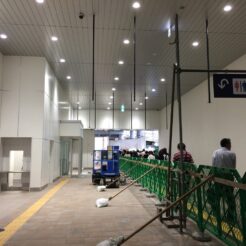 2015-06-22 18;11 雑色駅 改札設置工事中<br>改札口の移転