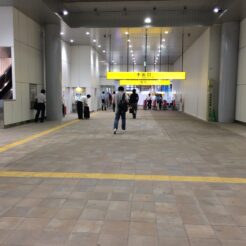 2015-06-29 18;33 雑色駅 新設された改札口を改札内から望む<br>改札口の移転