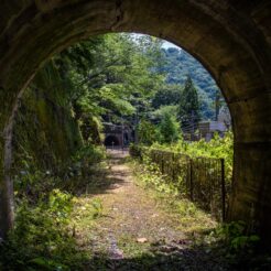 2015-07-25-12-25 長島ダム付近の井川線旧線のトンネルと現在の路線<br>大井川鐵道のSLとアプト式鉄道、袋井のご飯と清水・三保の松原と静岡鉄道で静岡をめぐる旅