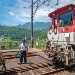 2015-07-25-11-12 大井川鐵道井川線 長島ダム駅<br>大井川鐵道のSLとアプト式鉄道、袋井のご飯と清水・三保の松原と静岡鉄道で静岡をめぐる旅