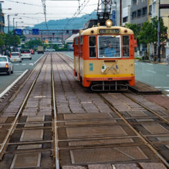 2015-07-06-09-03 松山 伊予鉄市内電車とのダイヤモンドクロッシングを渡る路面電車<br>サンライズ瀬戸と特急で新居浜・松山・内子と八幡浜から伊予灘ものがたり、倉敷をめぐる旅