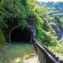 2015-07-25-12-13 長島ダム付近の井川線の旧線<br>大井川鐵道のSLとアプト式鉄道、袋井のご飯と清水・三保の松原と静岡鉄道で静岡をめぐる旅