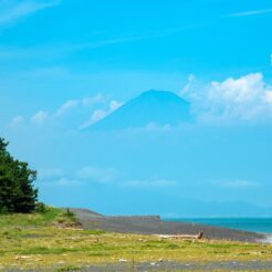 2015-07-26-12-58 清水 三保松原のから海とうっすらと見えた富士山<br>大井川鐵道のSLとアプト式鉄道、袋井のご飯と清水・三保の松原と静岡鉄道で静岡をめぐる旅