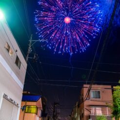 2015-08-15-19-48 六郷土手 大田区平和の祭典の花火と住宅街<br>花火の祭典